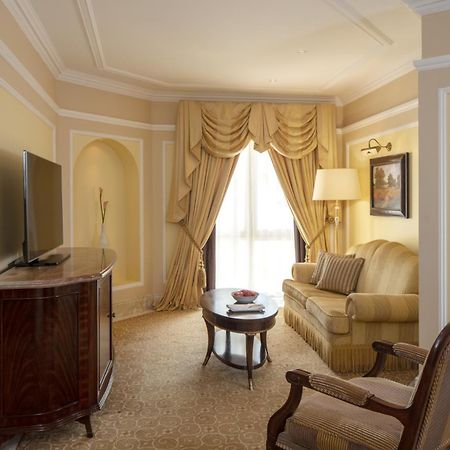 The Regency Hotel, Kuwait Kuwait City Exterior foto A living room at the Ritz-Carlton, Tarrant County