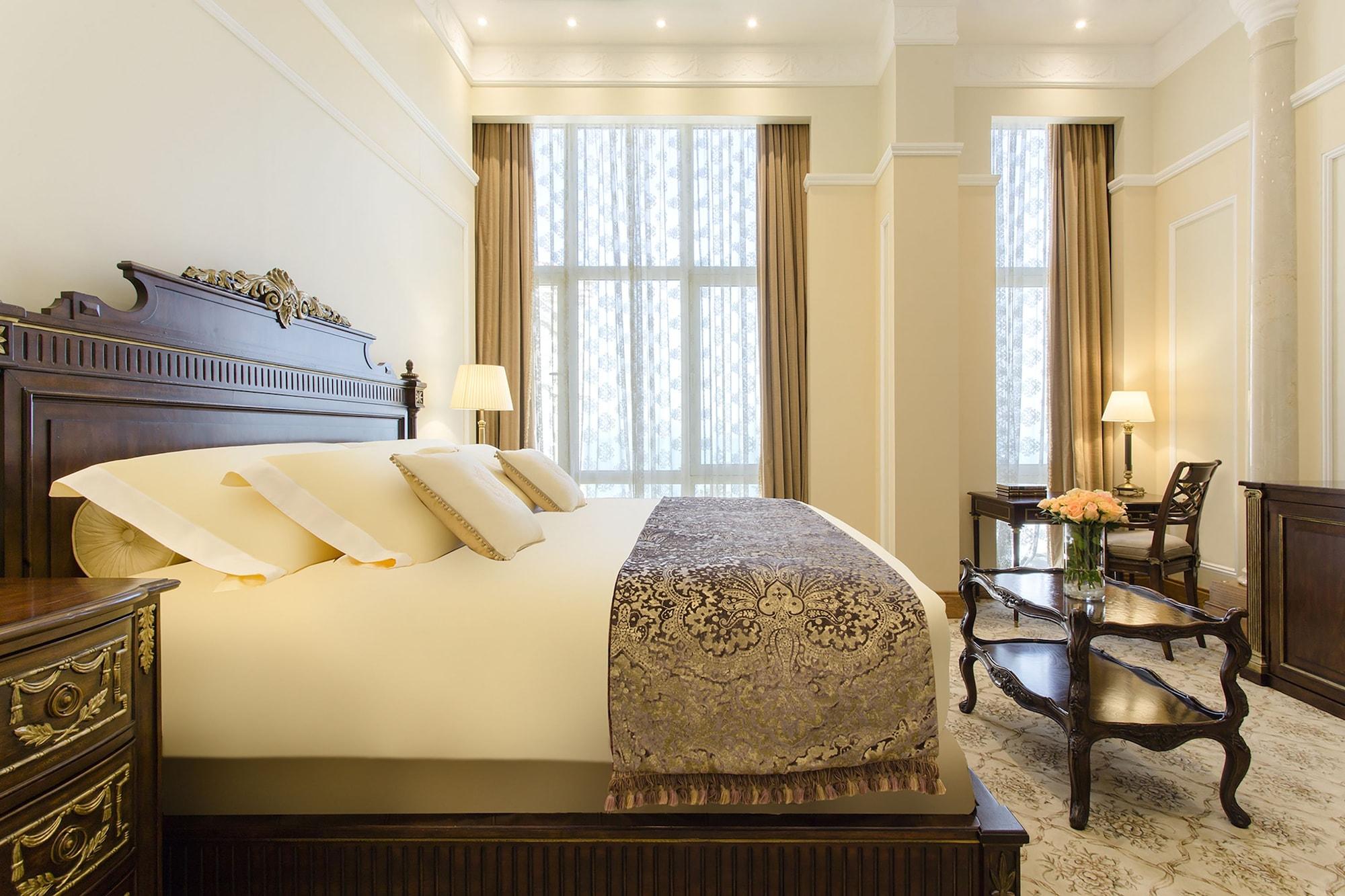 The Regency Hotel, Kuwait Kuwait City Exterior foto A bedroom at the hotel