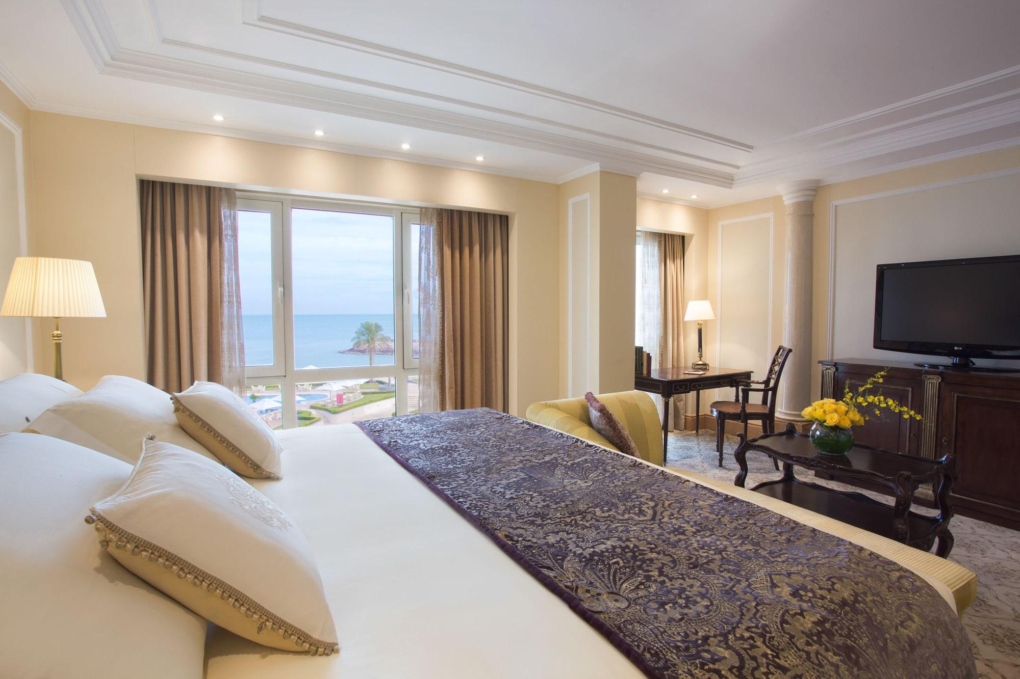 The Regency Hotel, Kuwait Kuwait City Exterior foto A suite at the hotel