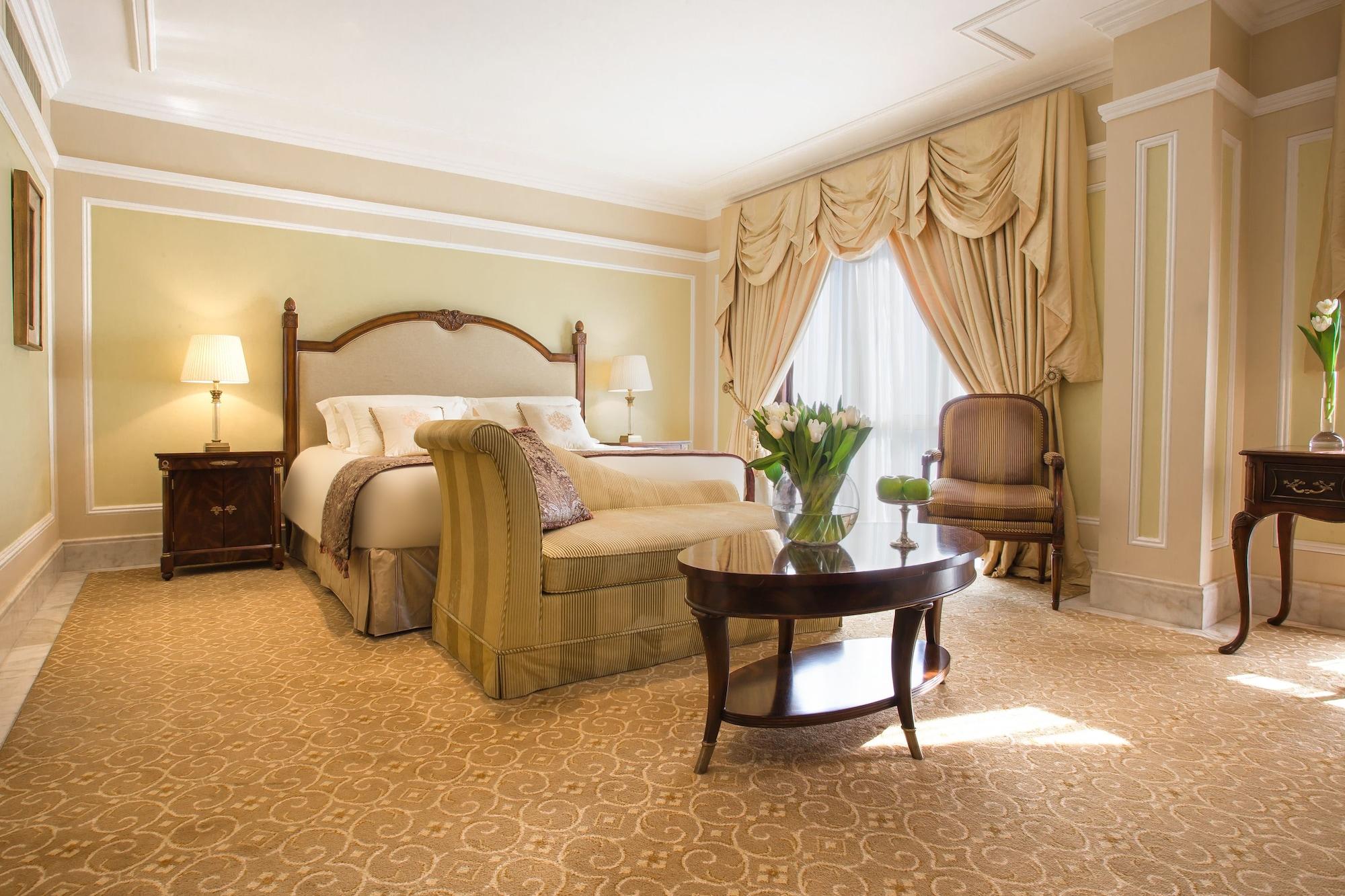 The Regency Hotel, Kuwait Kuwait City Exterior foto A bedroom at the Ritz-Carlton, Boston