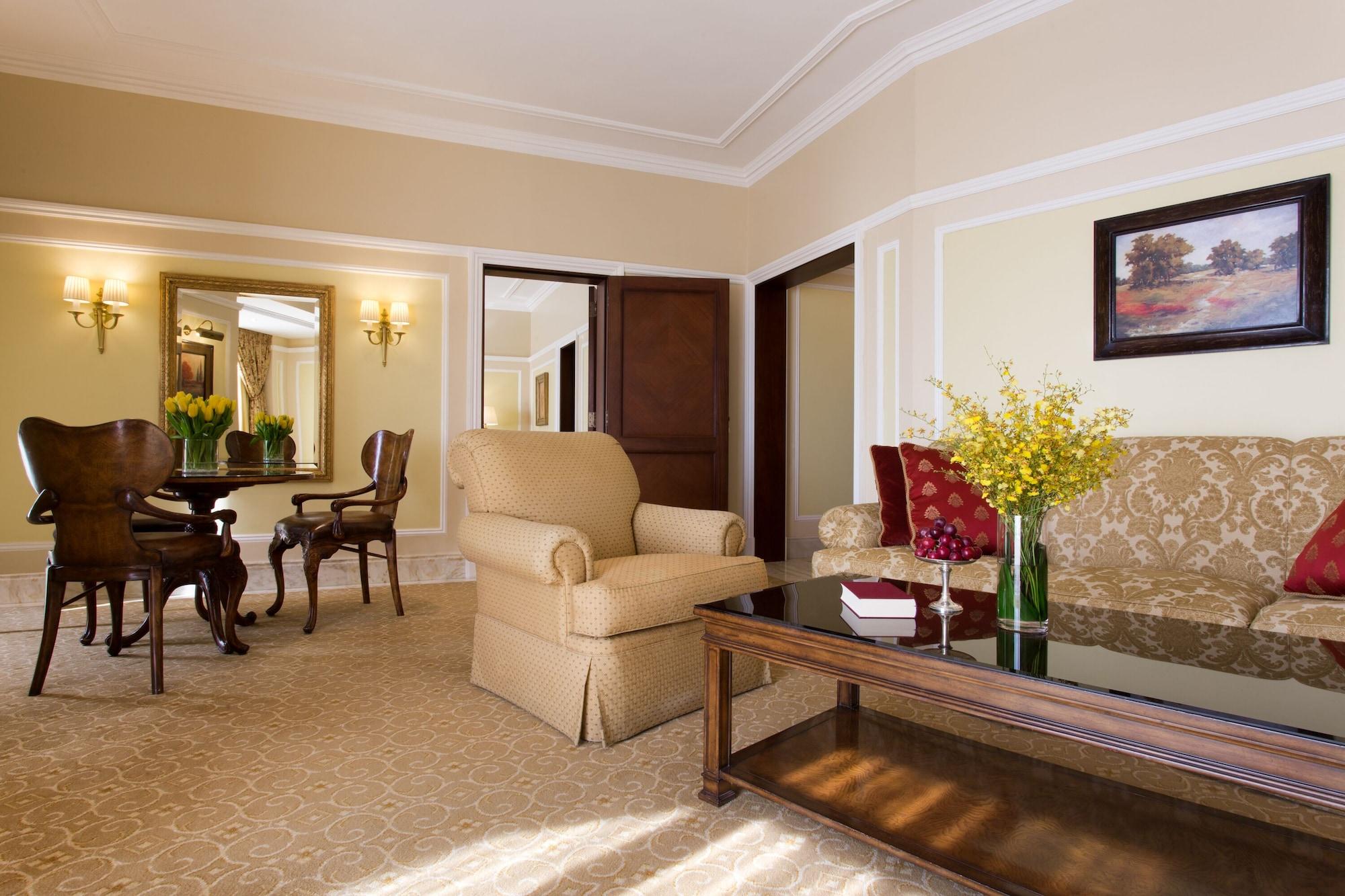 The Regency Hotel, Kuwait Kuwait City Exterior foto A suite at the Four Seasons Hotel