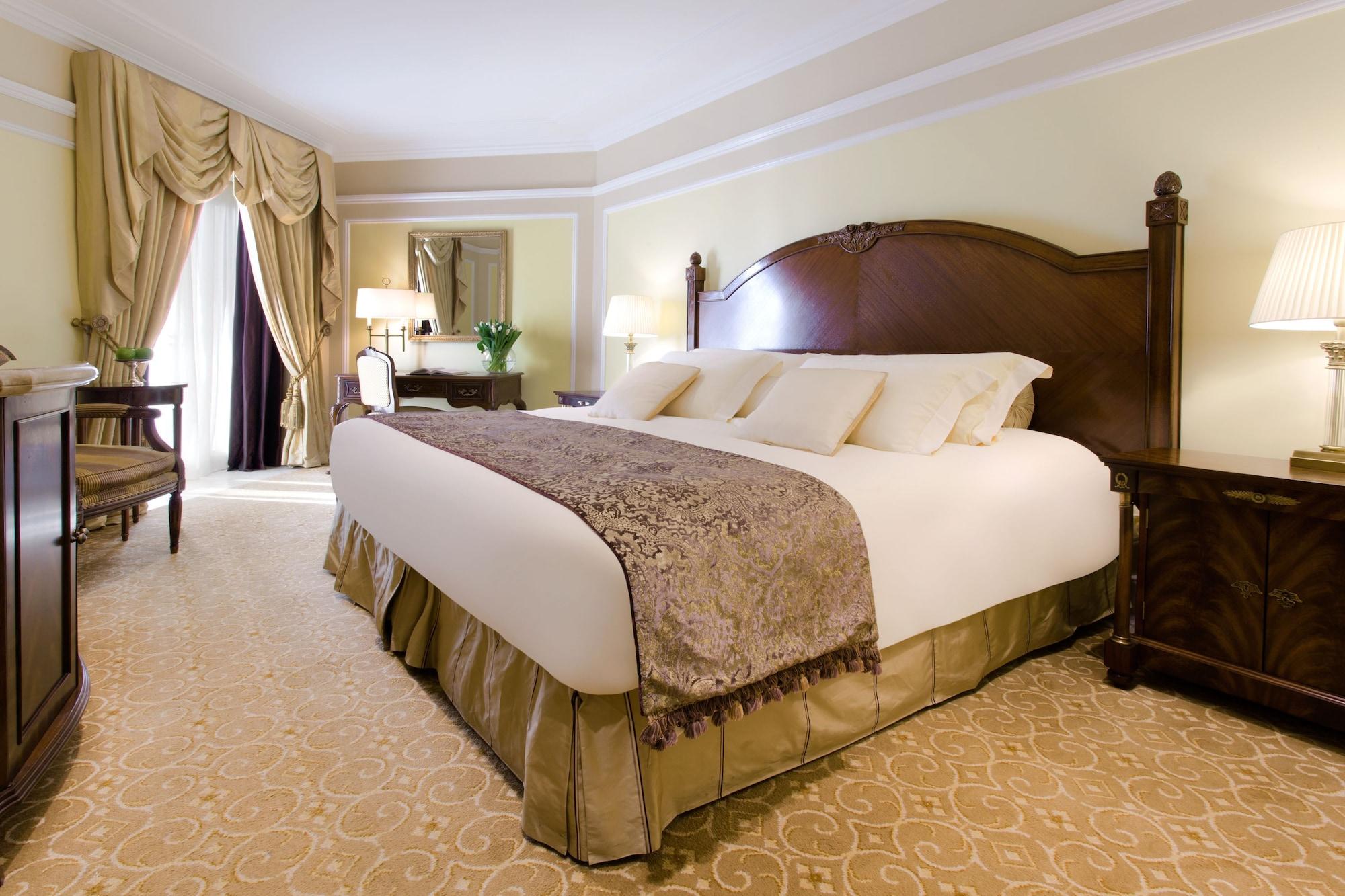 The Regency Hotel, Kuwait Kuwait City Exterior foto A guest room at the Four Seasons Hotel