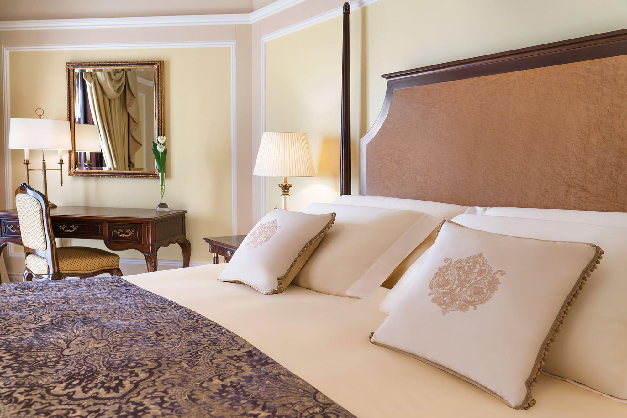 The Regency Hotel, Kuwait Kuwait City Exterior foto A bedroom at the Four Seasons Hotel