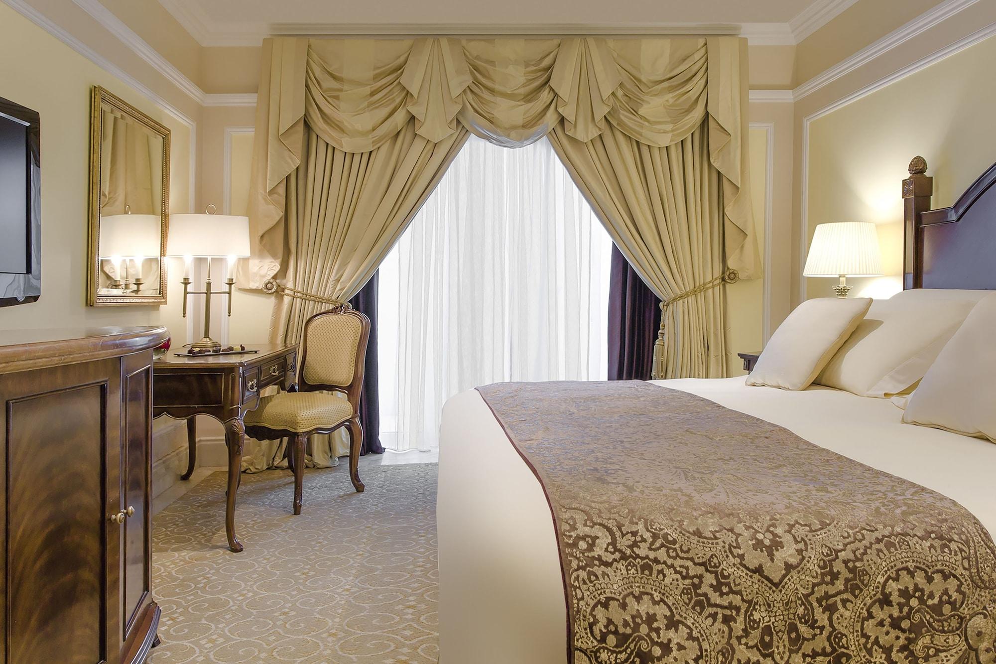 The Regency Hotel, Kuwait Kuwait City Exterior foto A guest room at The Ritz-Carlton, Boston