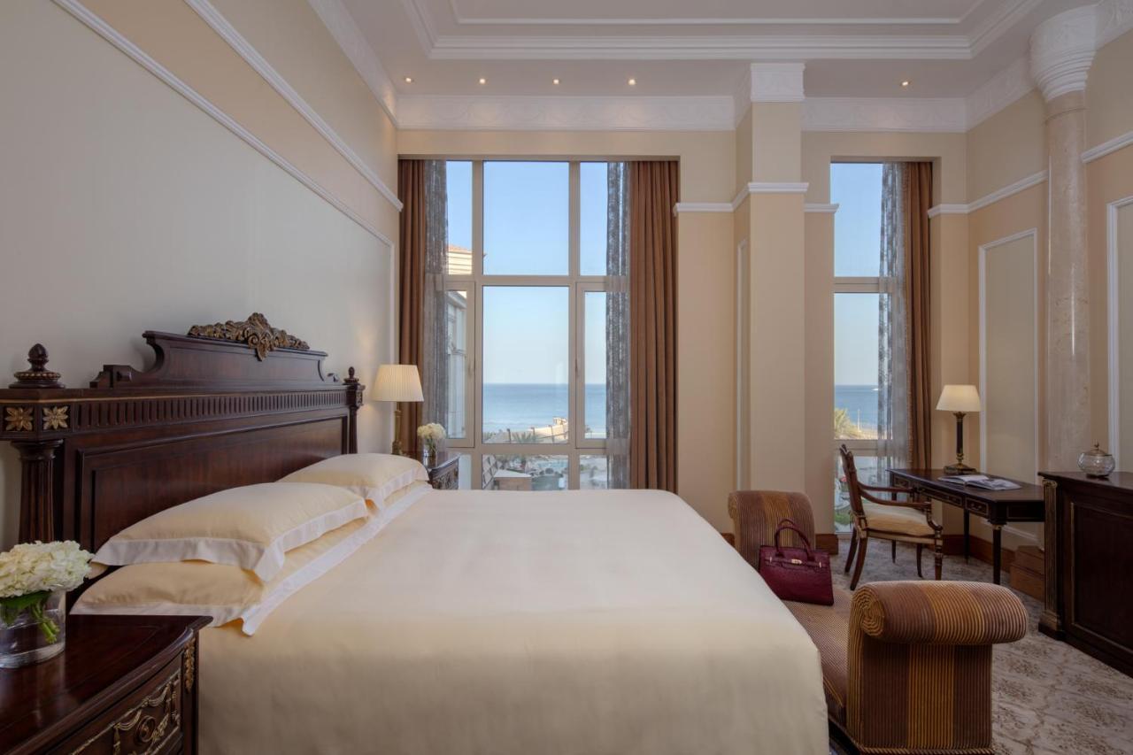 The Regency Hotel, Kuwait Kuwait City Exterior foto A bedroom at the hotel