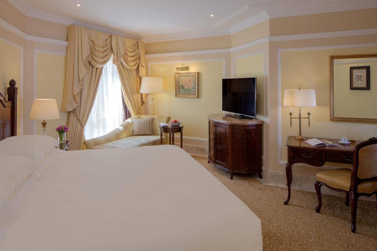 The Regency Hotel, Kuwait Kuwait City Exterior foto A room at the hotel
