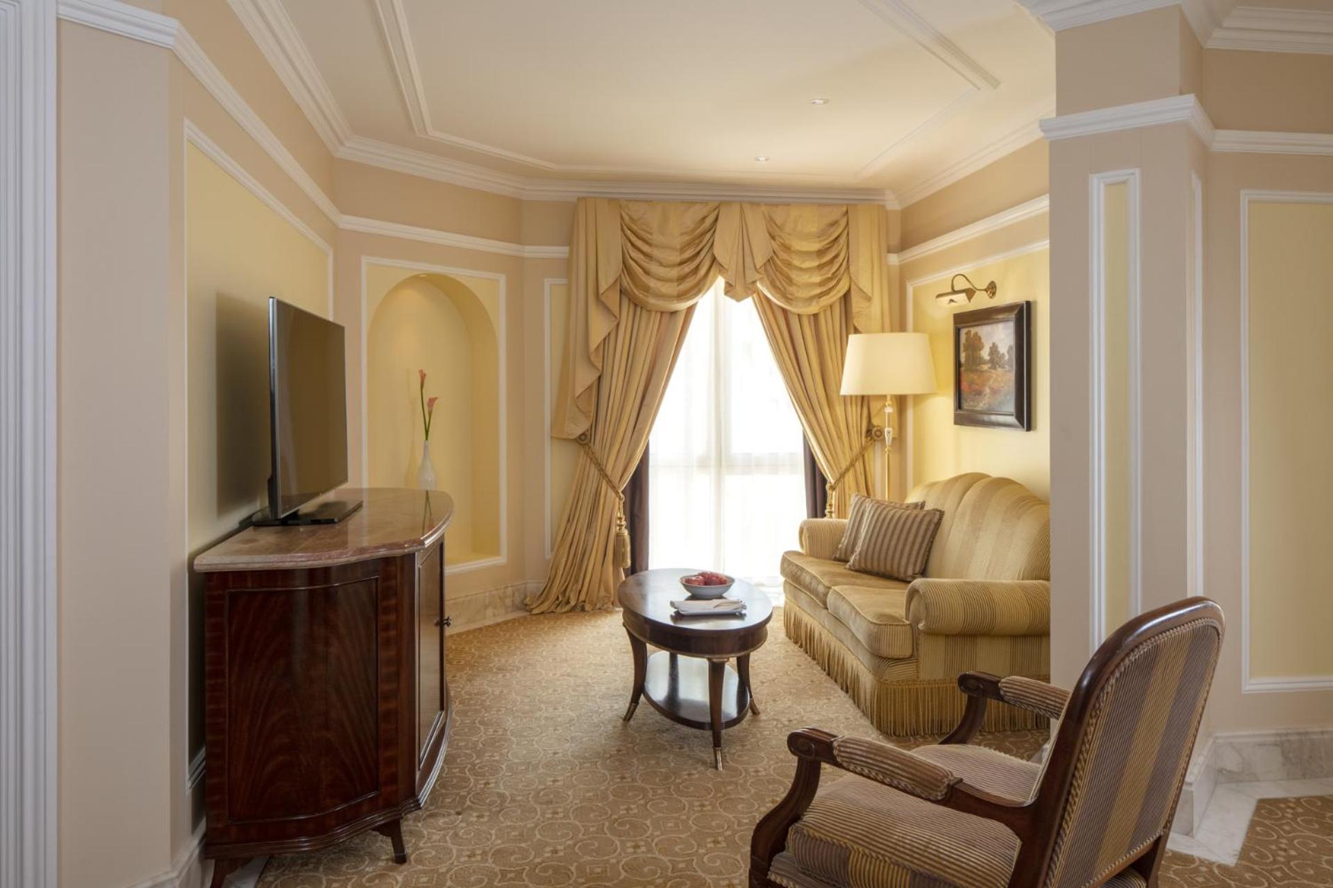 The Regency Hotel, Kuwait Kuwait City Exterior foto A living room at the Ritz-Carlton, Tarrant County