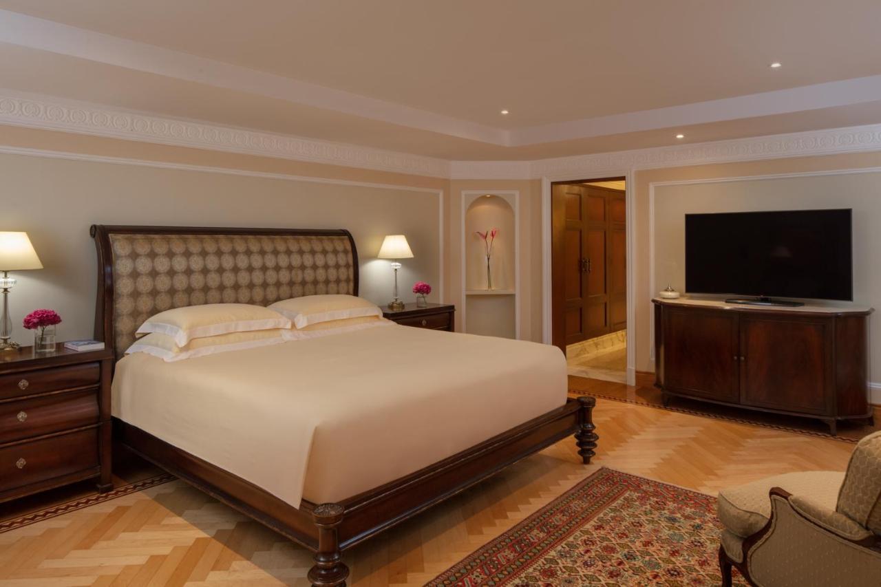 The Regency Hotel, Kuwait Kuwait City Exterior foto A bedroom at the Taj Mahal Palace