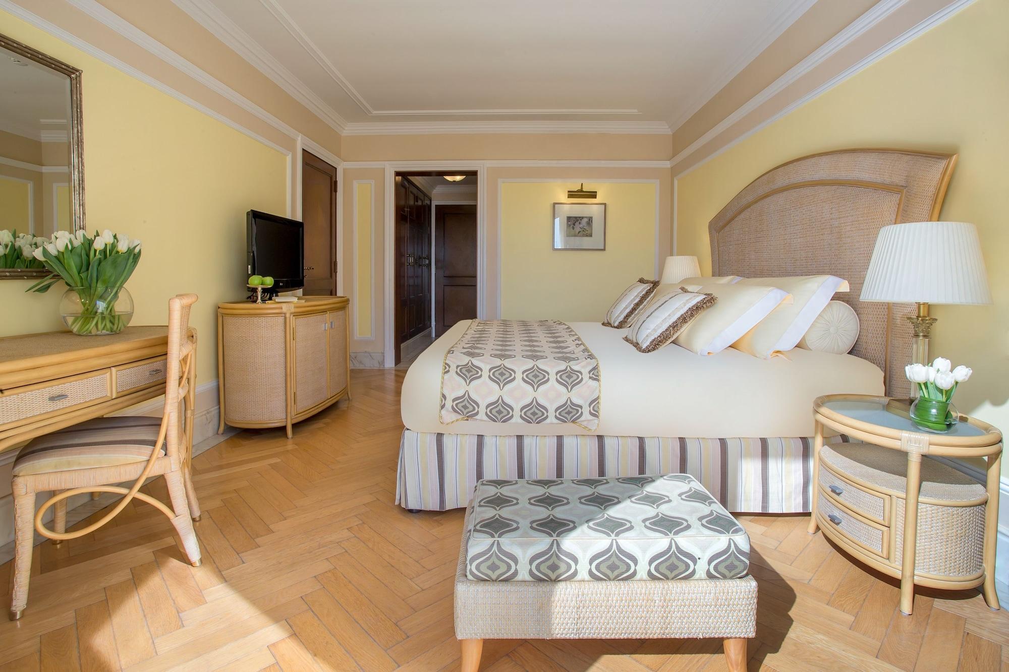 The Regency Hotel, Kuwait Kuwait City Exterior foto A room at the hotel