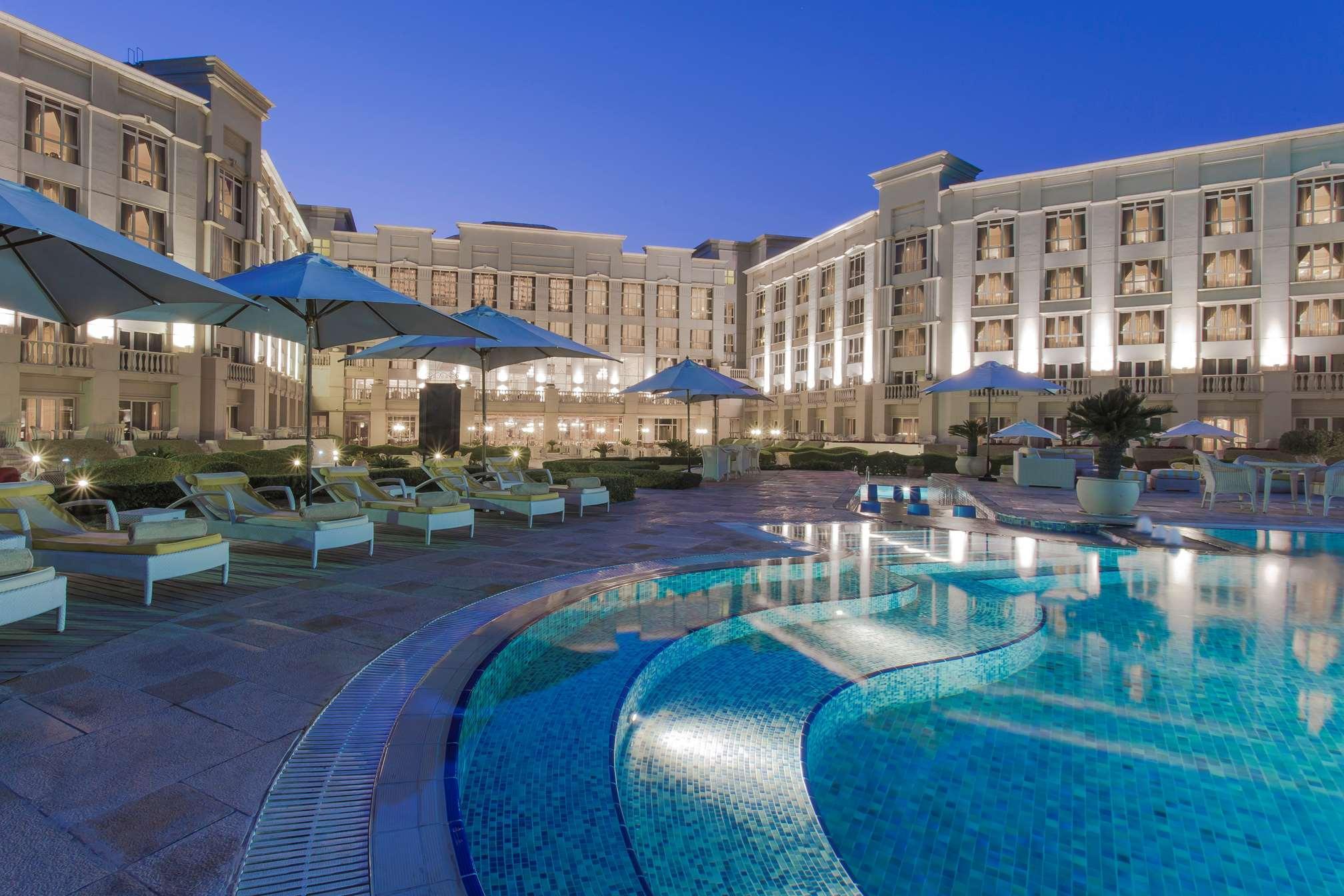 The Regency Hotel, Kuwait Kuwait City Exterior foto The pool at the Four Seasons Hotel