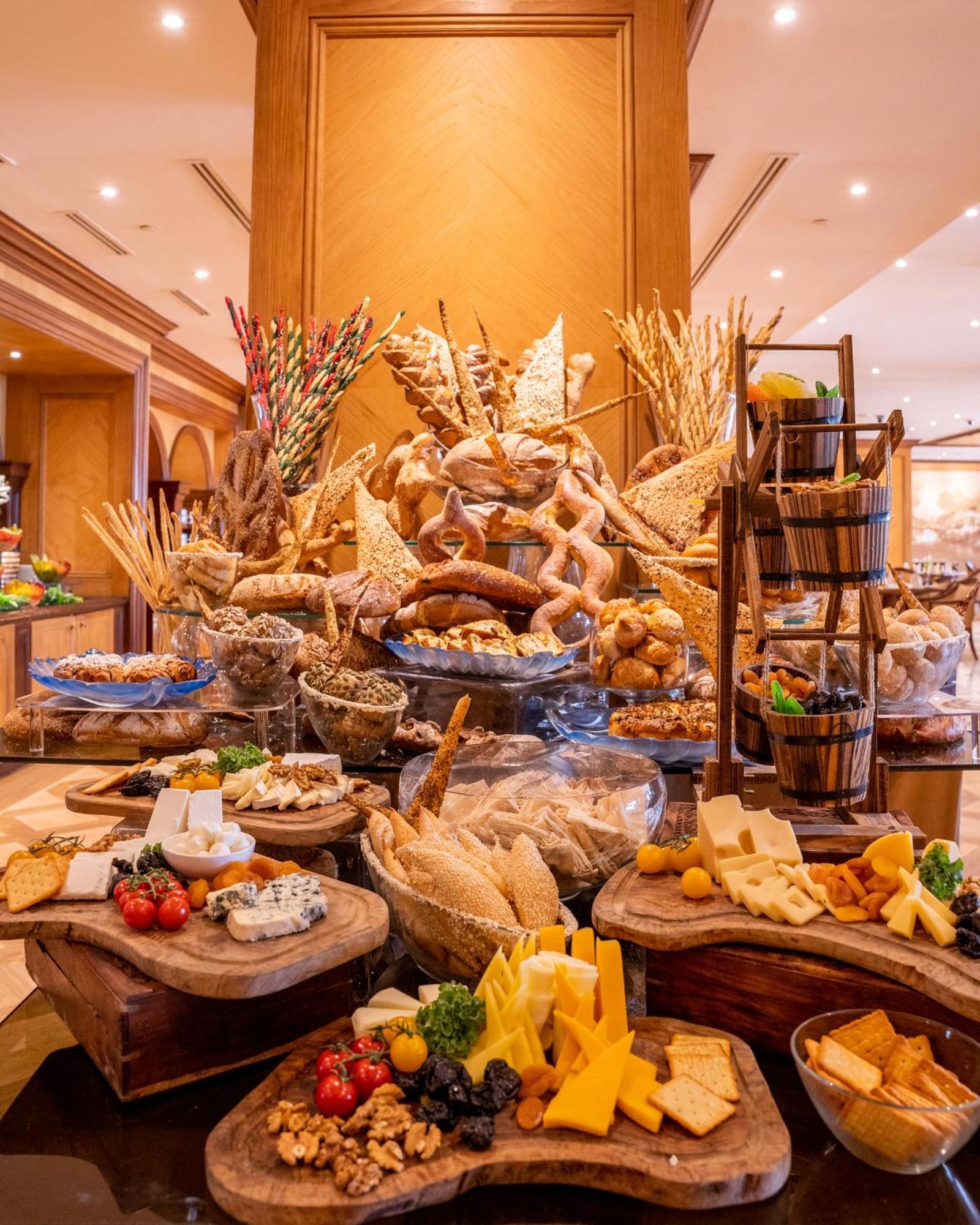 The Regency Hotel, Kuwait Kuwait City Exterior foto A cheese display at a buffet